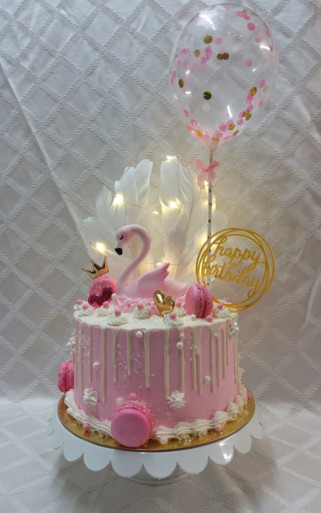 https://cloud.markethubtz.com/StorePics/6440966e216d4d5715109201/Products/swan cake.jpg